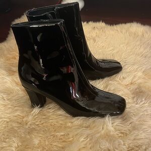 Vince Vero Cuoio patent leather boots New never worn ! Booties black! Fall ❤️